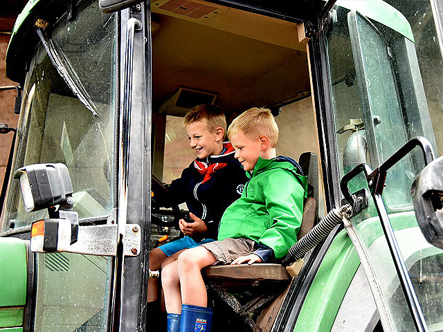 Met boer Bart op de traktor